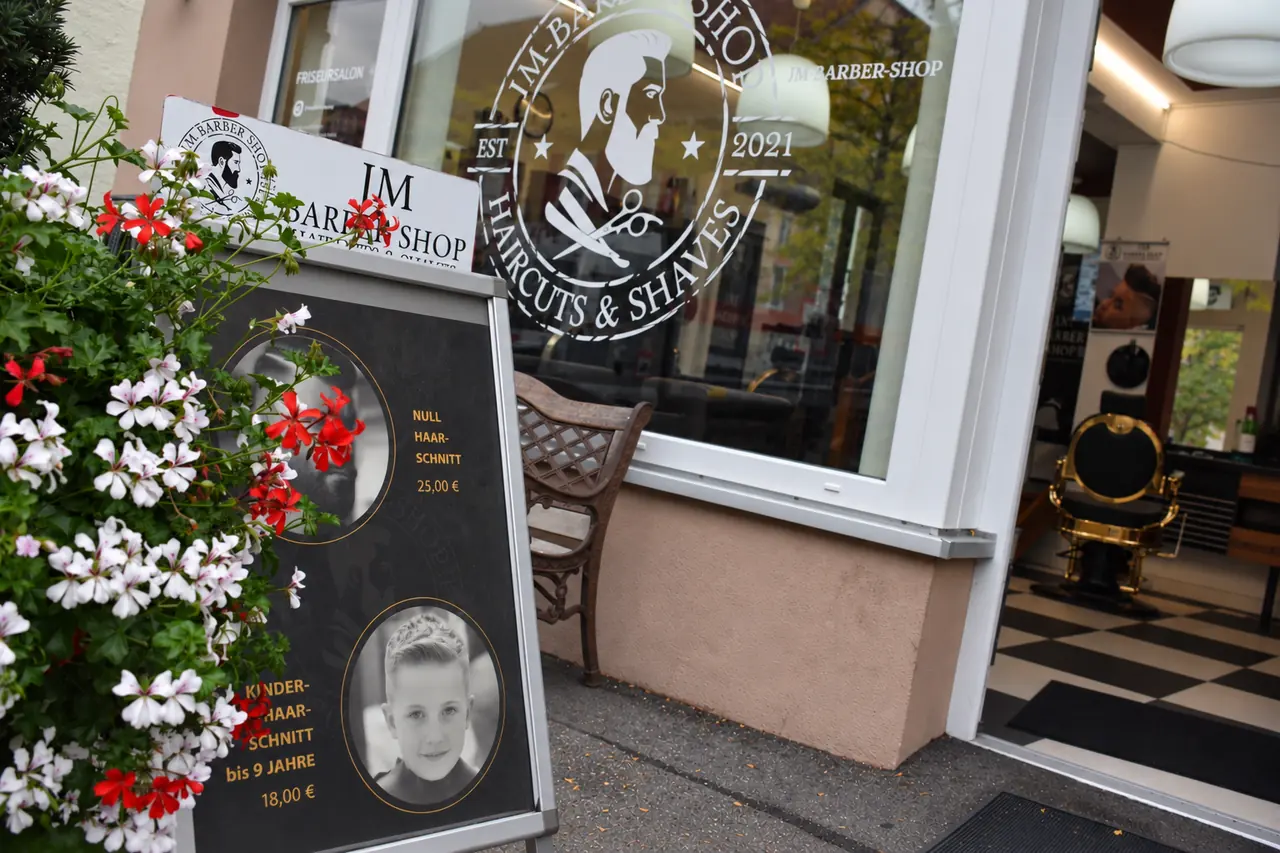 Schaufenster von JM Barber in der Wilhelm-Schussen-Straße mit Aufsteller und Blumen