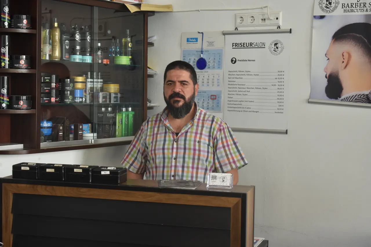 Theke im JM Barber mit Pflegeprodukten und Preisliste